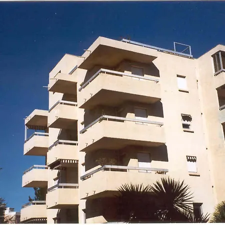 2 Pieces Climatise Avec Parking En Centre-ville, Proche Plages - - Fr-1-780-54 *